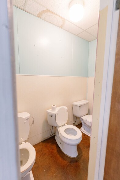 More Photos Of 1522 Weeks St, Wichita Falls Office For Sale