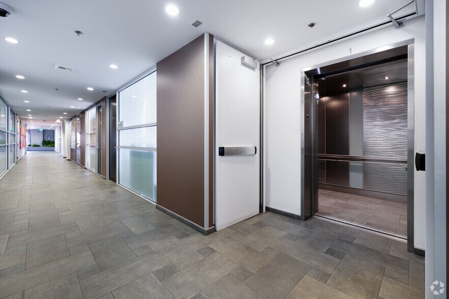 More Photos Of 500 S Palm Canyon Dr, Palm Springs Office For Lease