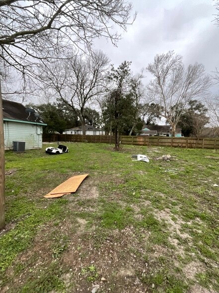 More Photos Of 609 Oak St, La Marque Warehouse For Sale