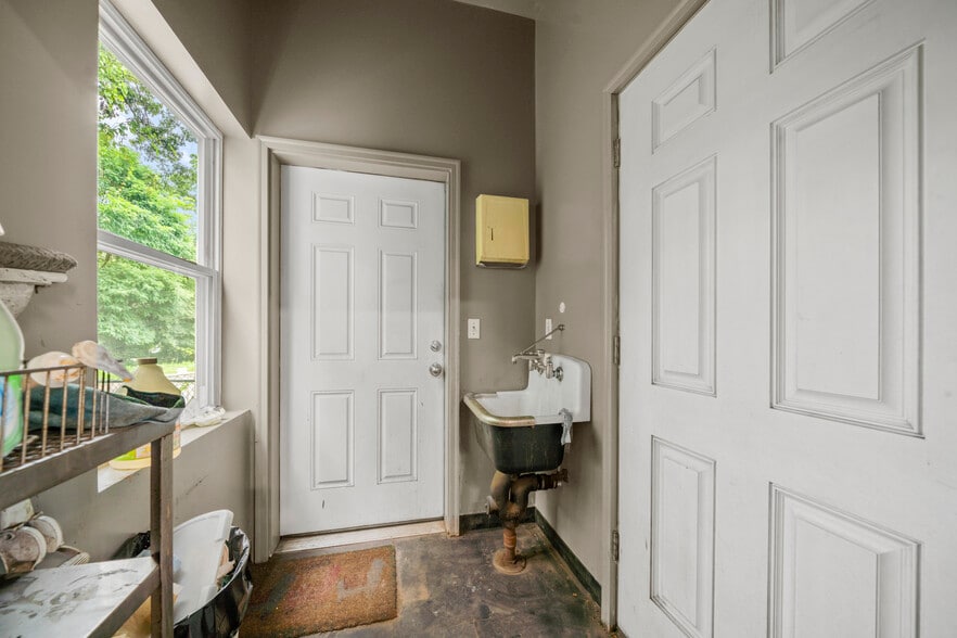 More Photos Of 202 Union St, Vernon Auto Repair For Sale