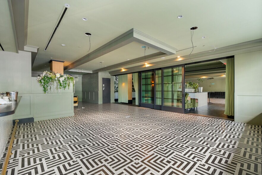 More Photos Of 24 Navy Pier Ct, Staten Island Restaurant For Lease