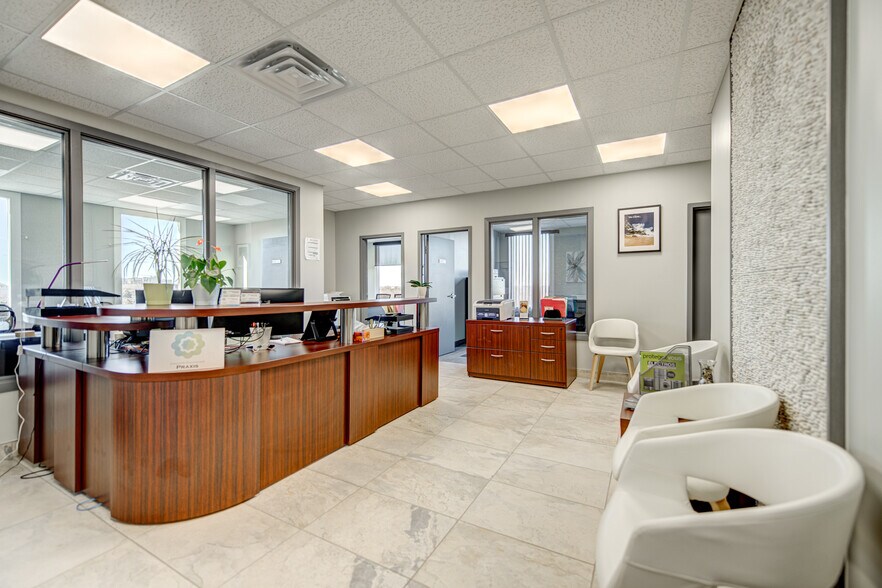 More Photos Of 1435 Boul Saint-Martin O, Laval Office For Lease
