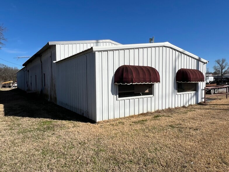More Photos Of 3226 N Main St, Cleburne Warehouse For Lease