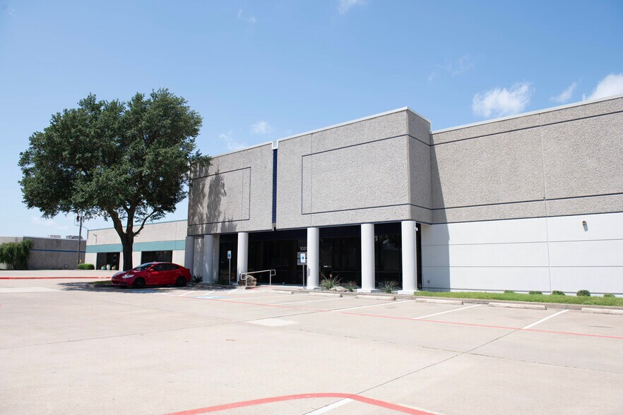 More Photos Of 10817 Sanden Dr, Dallas Distribution For Lease