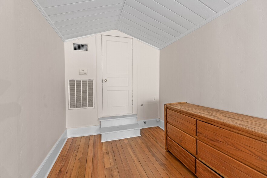 More Photos Of 219 Old Mill Rd, Winchester Office For Sale