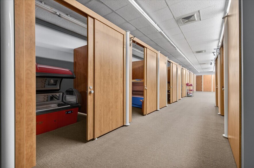 More Photos Of 111 SE Frank Phillips Blvd, Bartlesville Office For Sale