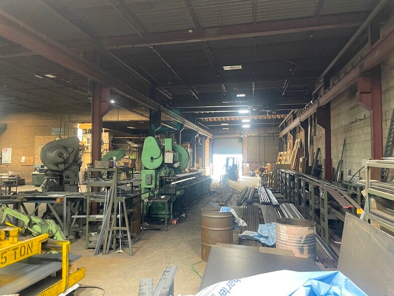 More Photos Of 5504 N Northwest Hwy, Chicago Manufacturing For Sale