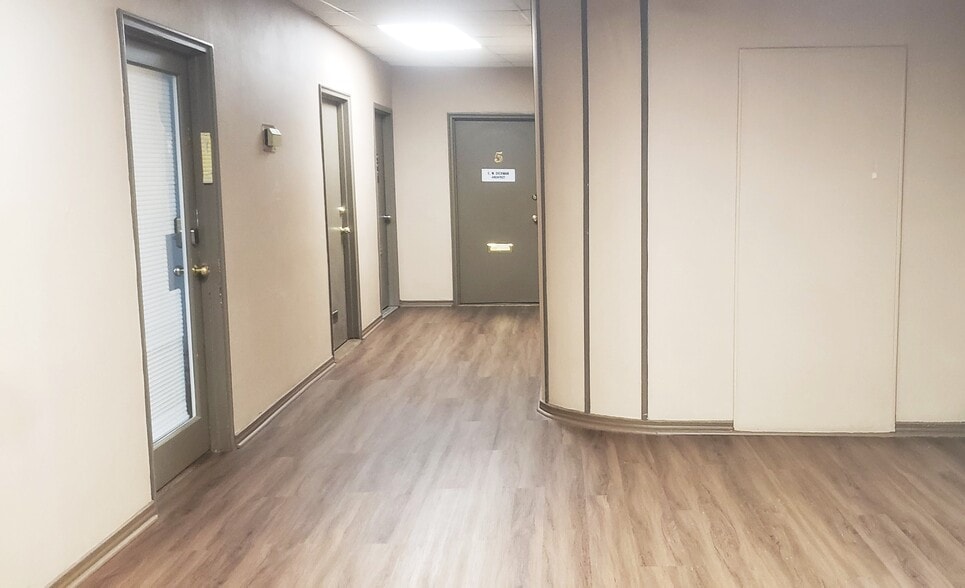 More Photos Of 10 Bond St, Great Neck Storefront Retail Office For Lease