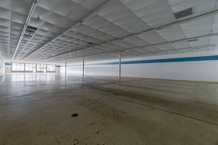 More Photos Of 2031 E Madison Ave, Bastrop General Retail For Lease