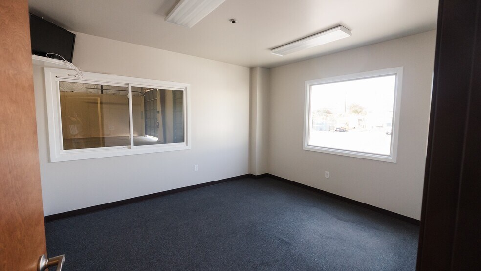 More Photos Of 6001 Techni Center Dr, Austin Distribution For Lease