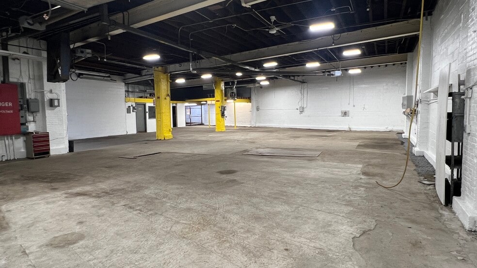 More Photos Of 396 Morris Park Ave, Bronx Service For Lease