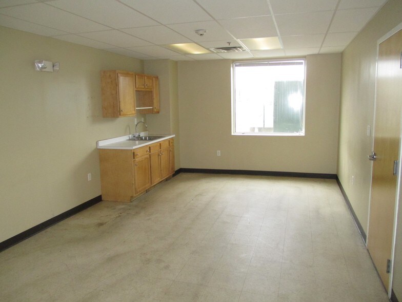 More Photos Of 9 Great Falls Ave, Rochester Manufacturing For Lease