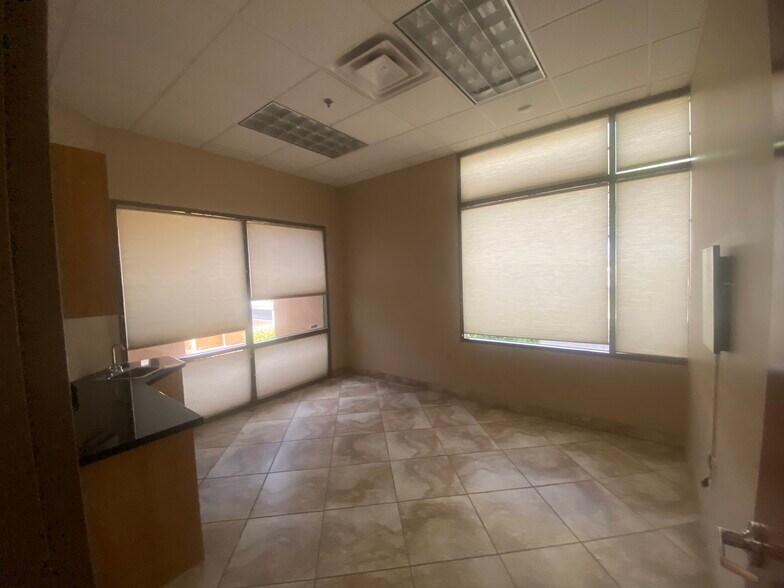 More Photos Of 6677 W Thunderbird Rd, Glendale Medical For Lease