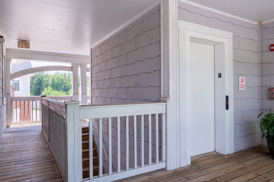 More Photos Of 705-711 Peninsula Dr, Davidson Office For Sale