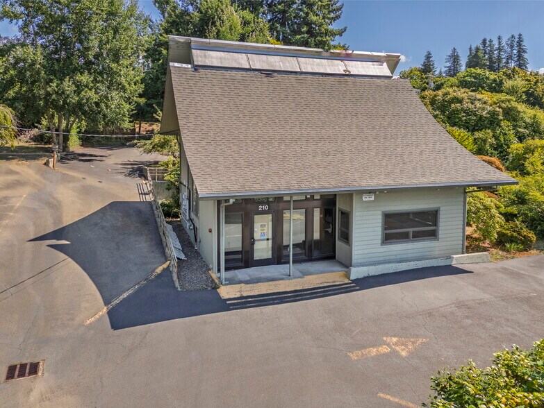 More Photos Of 210 NE Alder St, Toledo Office For Sale