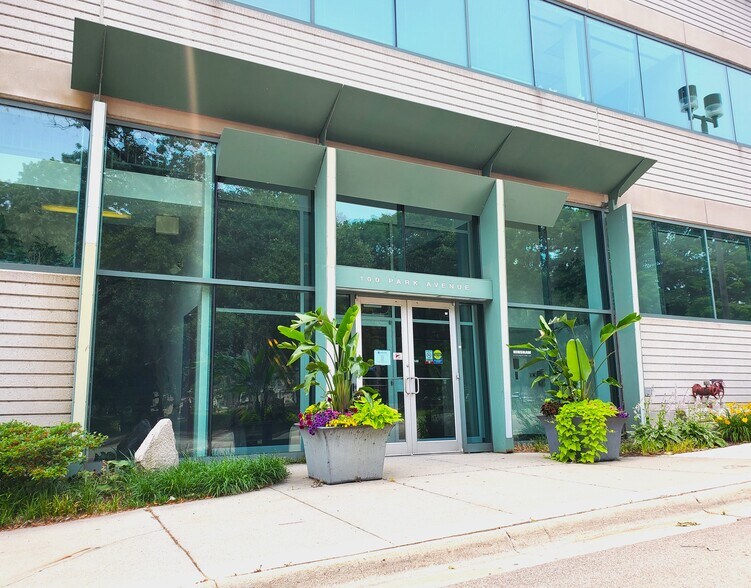 More Photos Of 100 Park Ave, Rockford Office For Lease