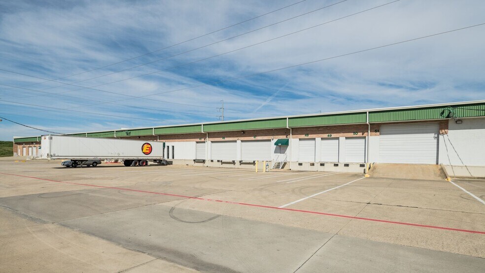 More Photos Of 151 Regal Row, Dallas Warehouse For Lease