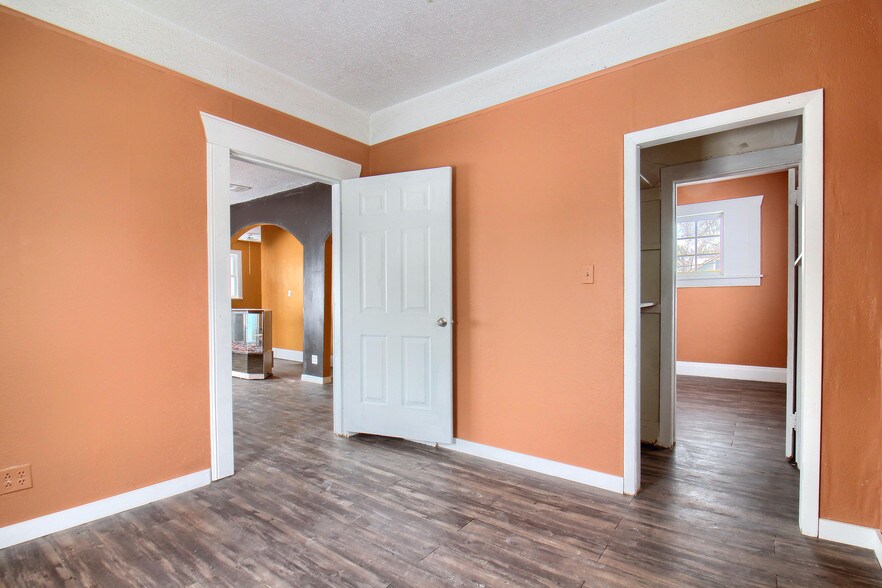 More Photos Of 2555 Sheridan Blvd, Edgewater Storefront Retail Office For Sale