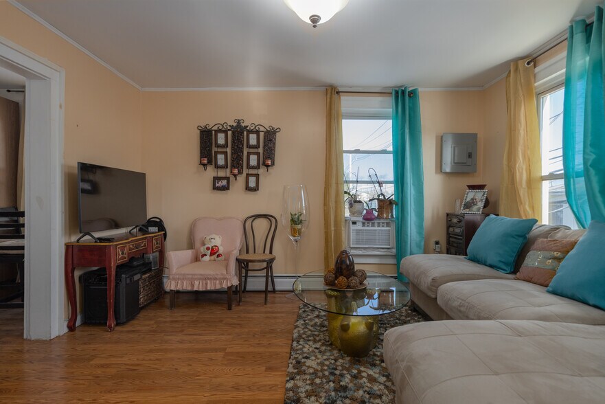 More Photos Of 82-84 W Railroad Ave, Garnerville Storefront Retail Residential For Sale