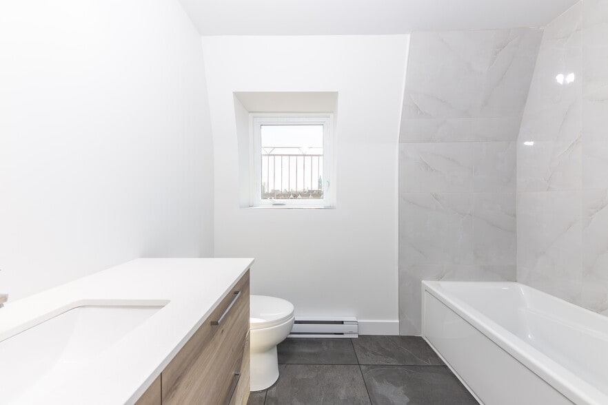 More Photos Of 2514 Rue Sainte-Catherine E, Montréal Apartments For Sale