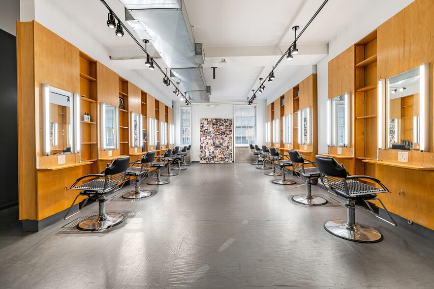 More Photos Of 146 E 56th St, New York Storefront For Lease