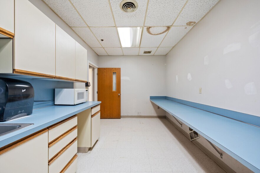 More Photos Of 1637 Mineral Spring Ave, North Providence Medical For Lease