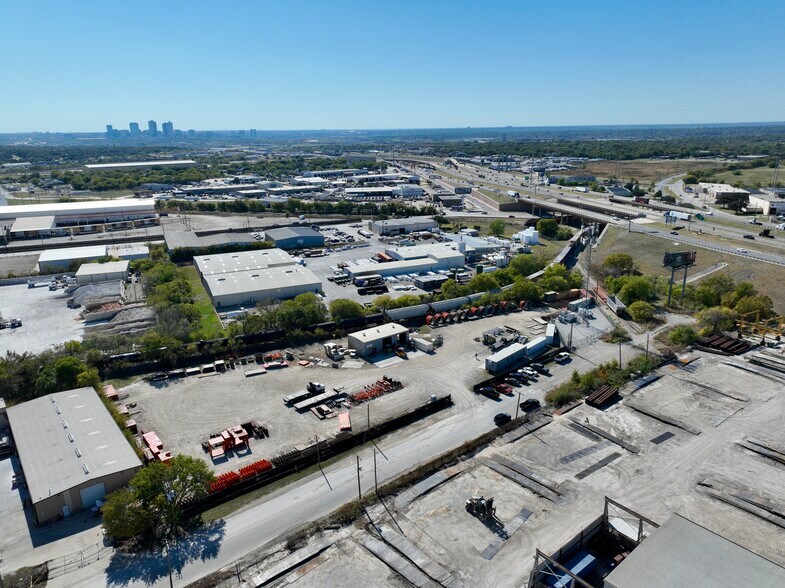 More Photos Of 2420 NE 35th St, Fort Worth Service For Lease