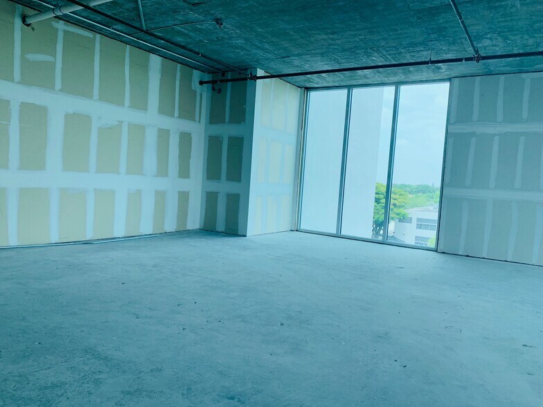 More Photos Of 10450 NW 33rd St, Doral Office For Sale