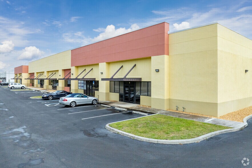 More Photos Of 17121 Cam Ct, Fort Myers Showroom For Lease