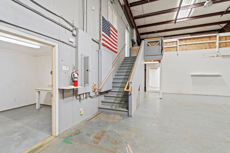More Photos Of 1344 Brookside Blvd, Grants Pass Warehouse For Lease