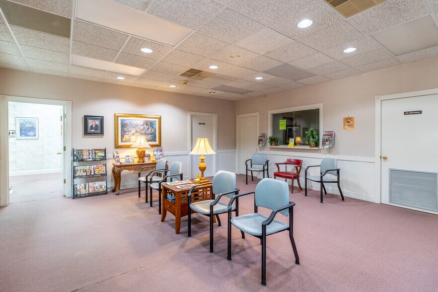 More Photos Of 1421 Ross Dr, Dalton Office For Sale