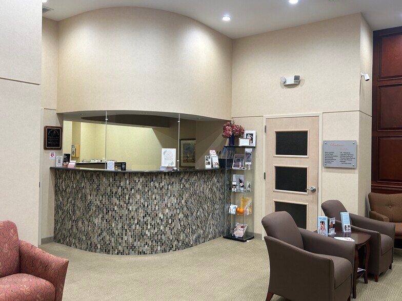 More Photos Of 864 W Jericho Tpke, Huntington Medical For Lease