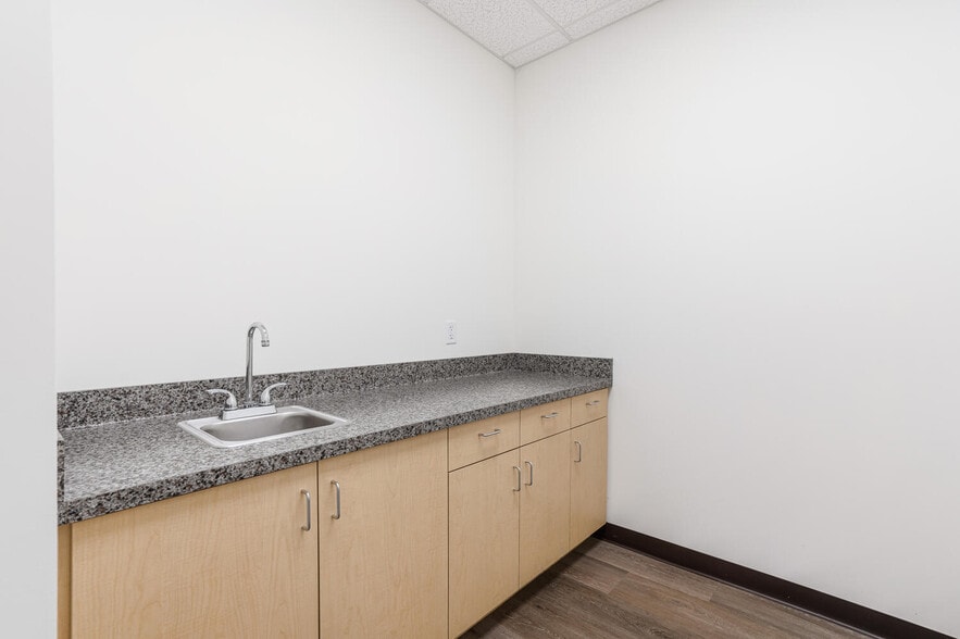 More Photos Of 13755-13761 Saticoy St, Panorama City Warehouse For Lease