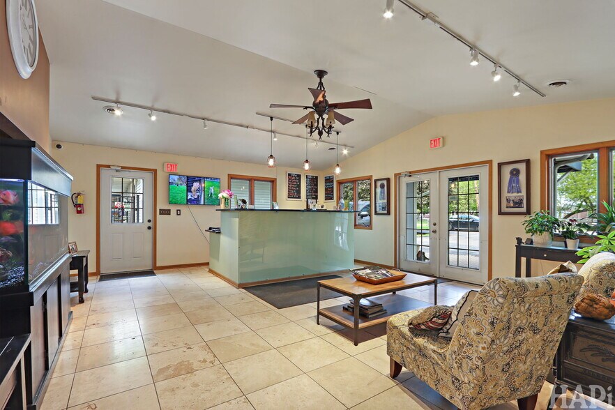More Photos Of 4403 S Roberts Rd, Island Lake Veterinarian Kennel For Sale