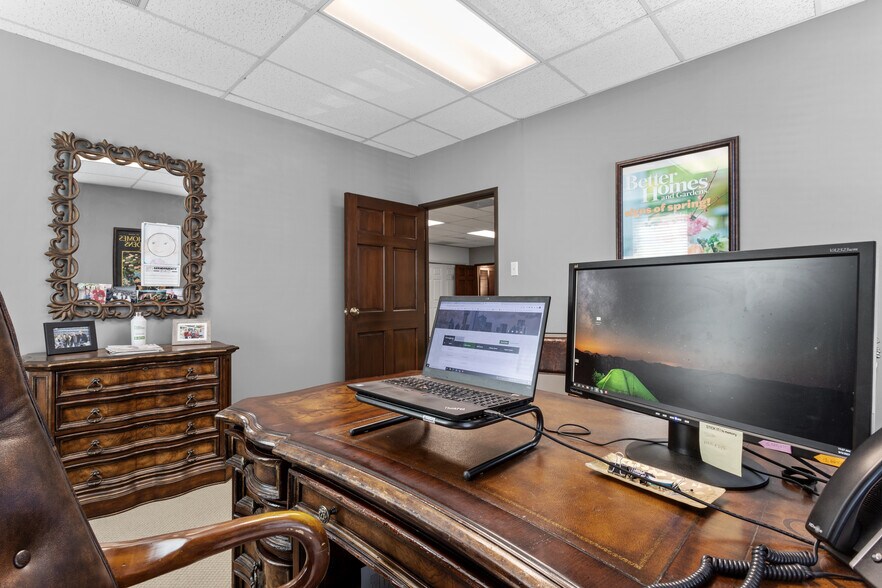 More Photos Of 17734 Preston Rd, Dallas Office For Sale