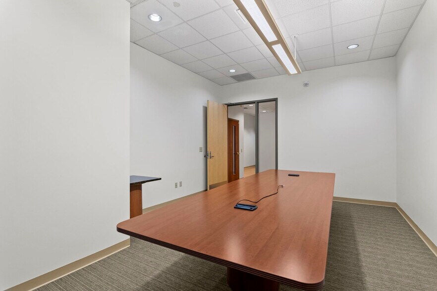 More Photos Of 15 SW Old State Capitol Plz, Springfield Office For Lease