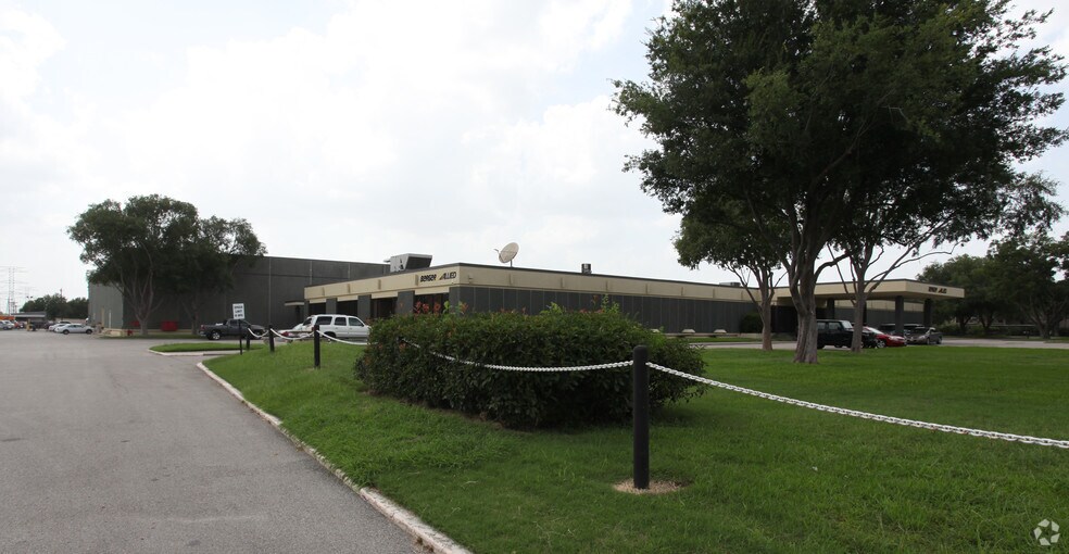 More Photos Of 3021 Mangum Rd, Houston Warehouse For Lease