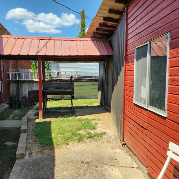 More Photos Of 102 S Main St, Hackett Restaurant For Sale