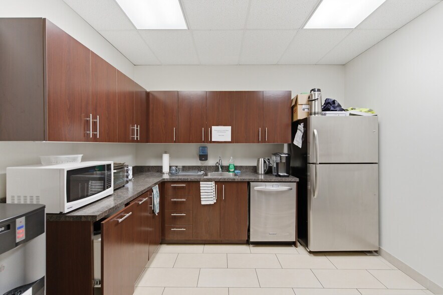 More Photos Of 17 King St E, Oshawa Storefront Retail Office For Lease