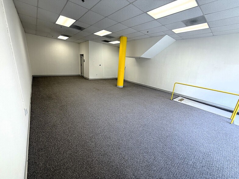 More Photos Of 33-37 W Huntington Dr, Arcadia Self Storage For Lease