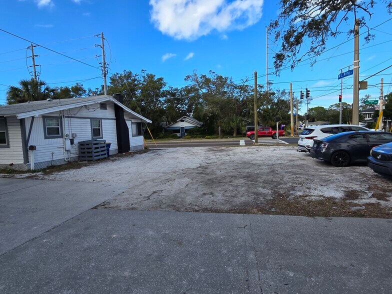 More Photos Of 1013 Drew St, Clearwater Apartments For Lease