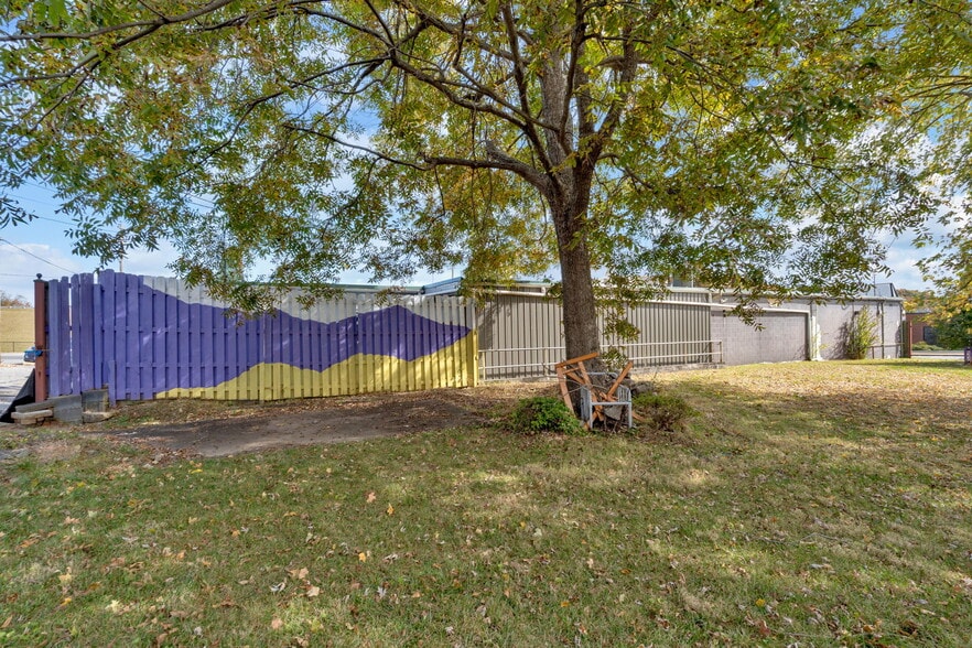 More Photos Of 401 E Myrtle, Johnson City Freestanding For Sale