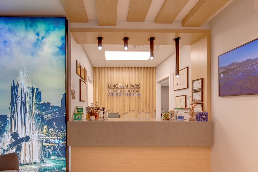 More Photos Of 2551 N Clark St, Chicago Office For Lease