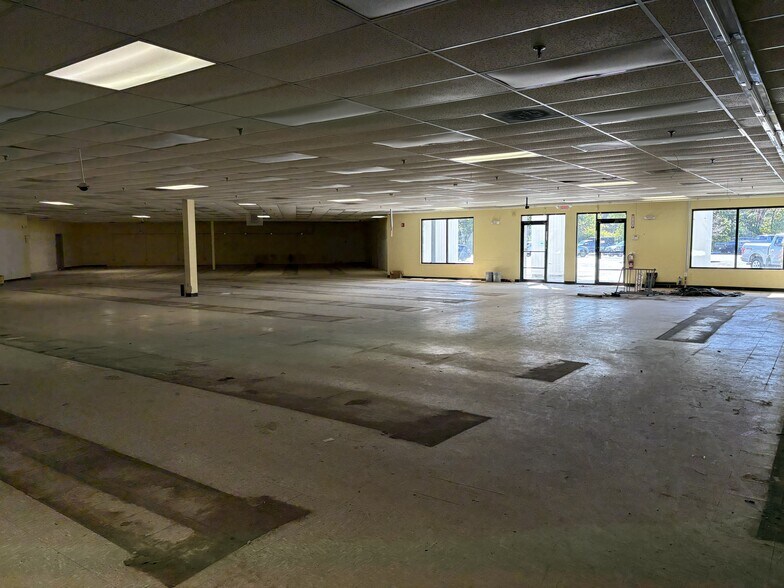 More Photos Of 108 Fisherville Rd, Concord Storefront For Lease