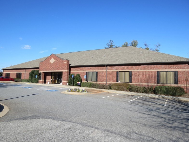 More Photos Of 1498 Jesse Jewell Pky SE, Gainesville Medical For Lease