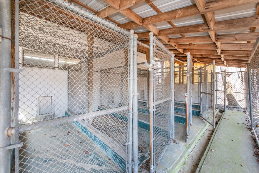 More Photos Of 8 Stonehedge Ln, Byram Township Veterinarian Kennel For Sale