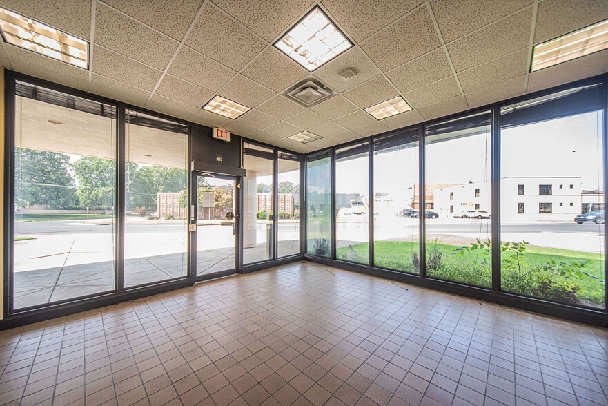 More Photos Of 325 Washington St, Paducah Bank For Lease
