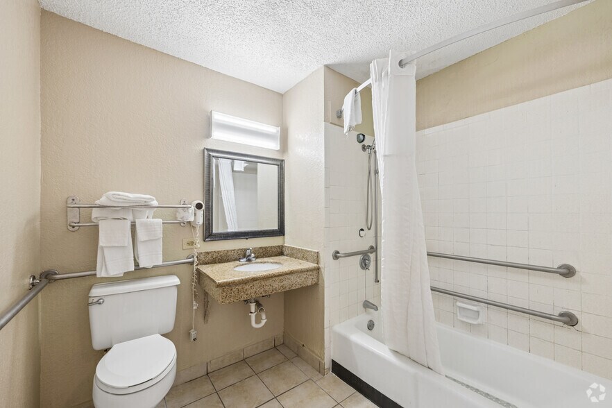 More Photos Of 2224 NE Evangeline Trwy, Lafayette Hotel For Sale