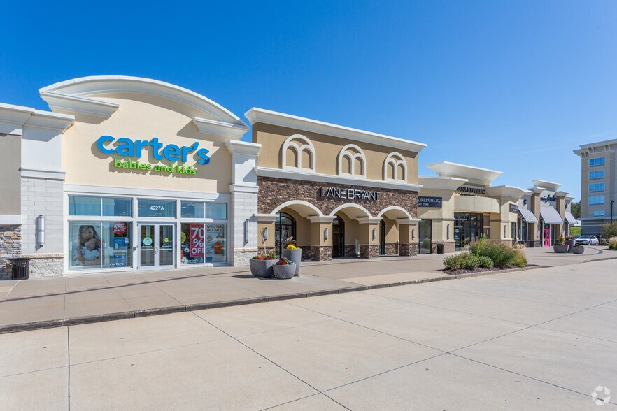 More Photos Of 4219-4341 Elmore Ave, Davenport General Retail For Lease