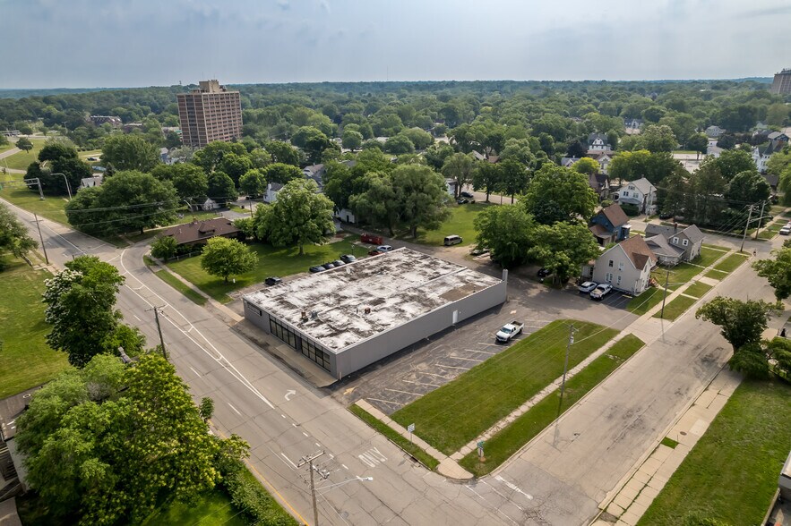 More Photos Of 415 N 3rd St, Rockford Light Distribution For Lease